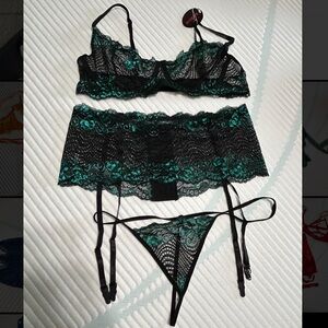 Green garter set